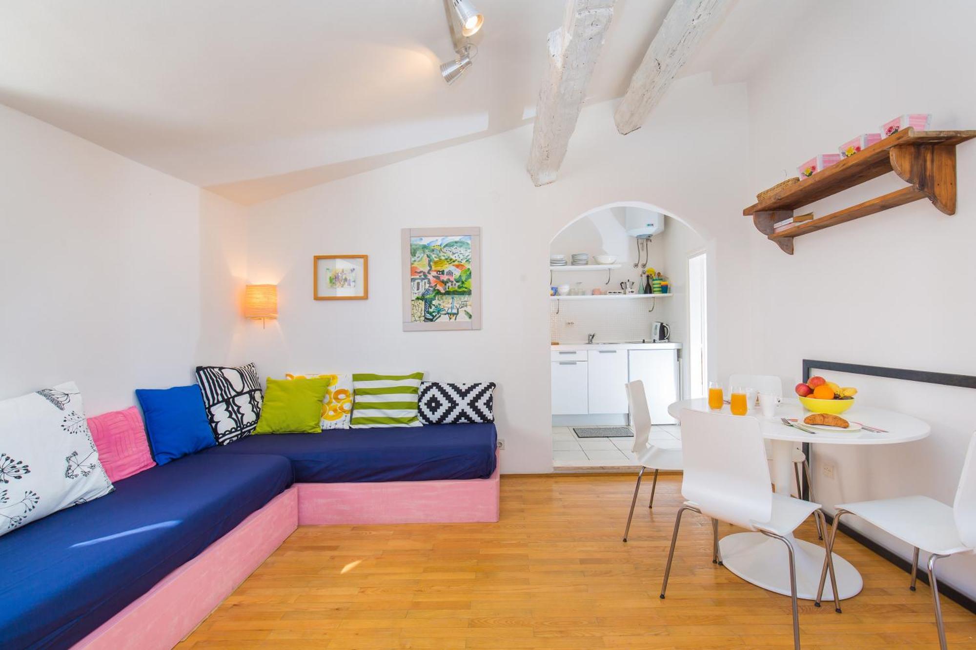 Apartment Arty In The Heart Of By Irundo *