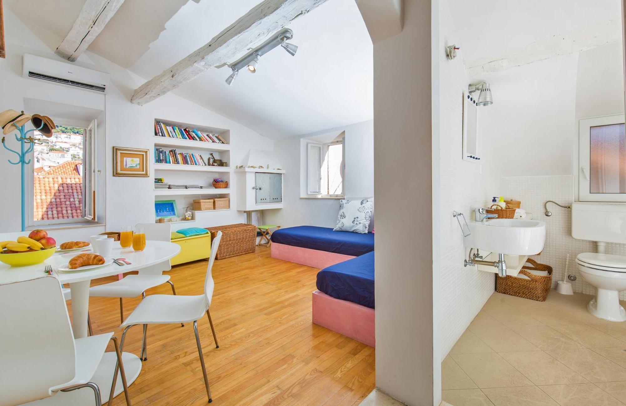 Apartment Arty In The Heart Of By Irundo
