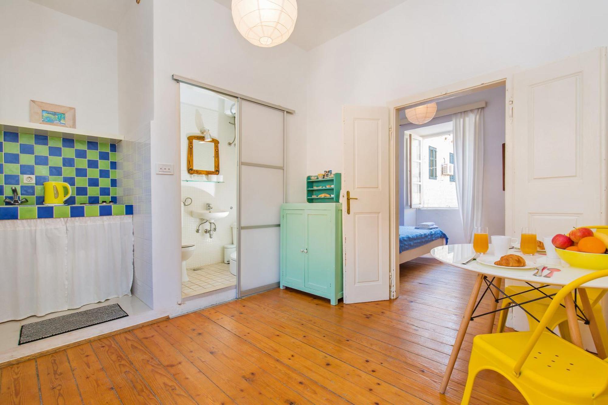 Apartment Arty In The Heart Of By Irundo